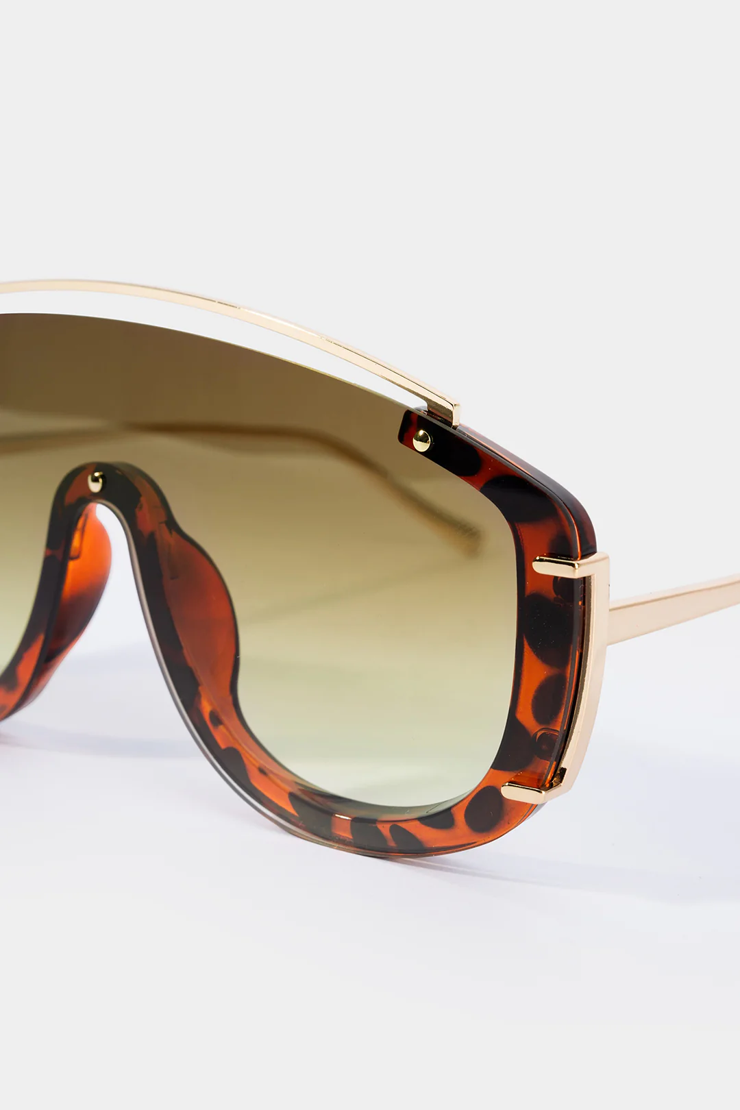 Metal Frame Sunglasses - Image 4
