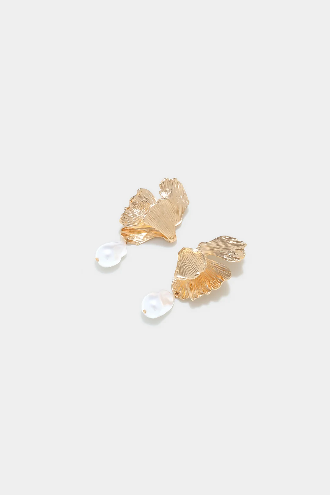 Alloy Pearl 3D Leaf Earrings - Image 3