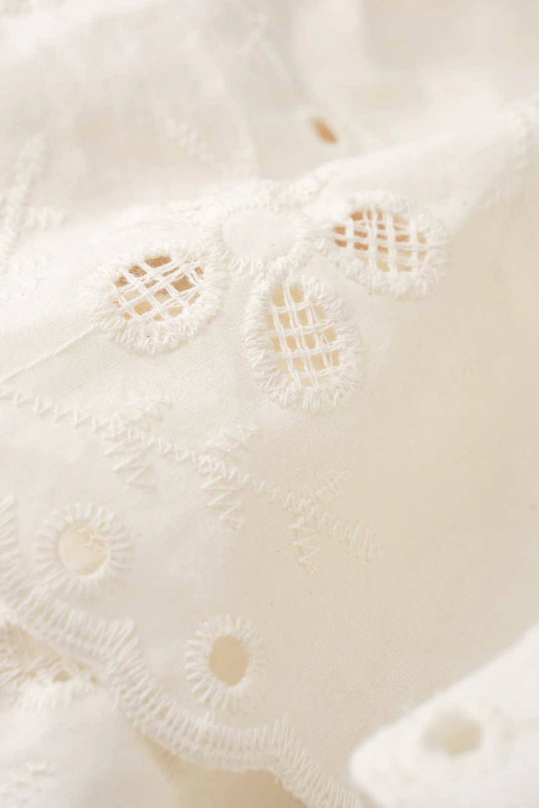 Embroidery Hollow Out Shirred Waistband Wide-Leg Shorts - Image 3