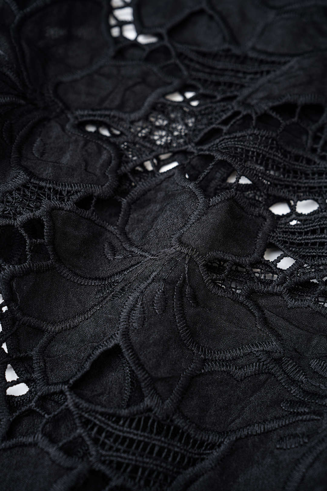 Denim Floral Hollow Out Rhinestone Decor Jeans - Image 3