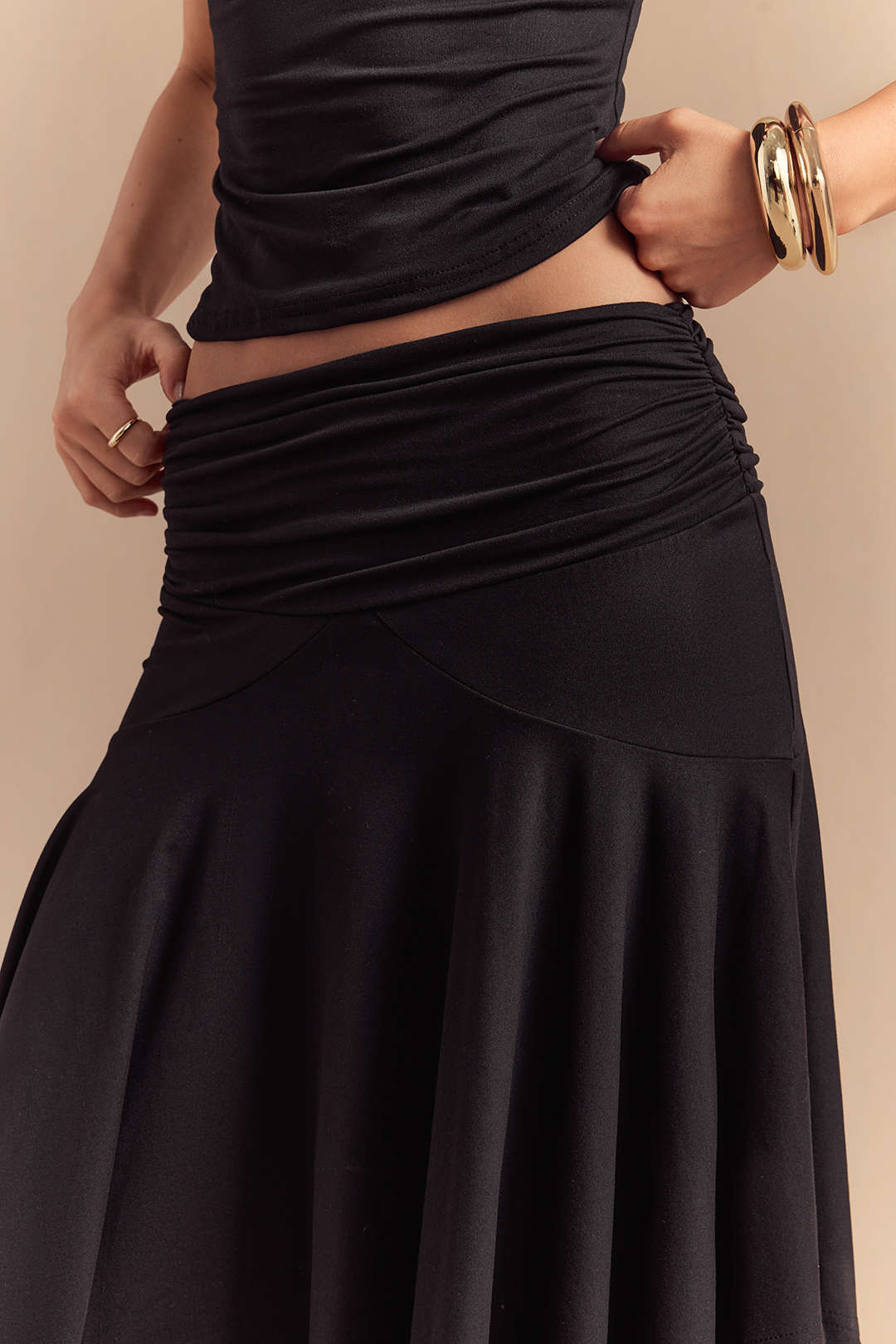 Solid Cami Top And Asymmetrical Hem Ruched Skirt Set - Image 4