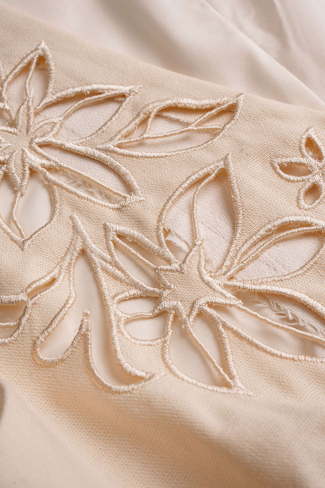 Solid V-Neck Cut Out Embroidery Vest - Image 3