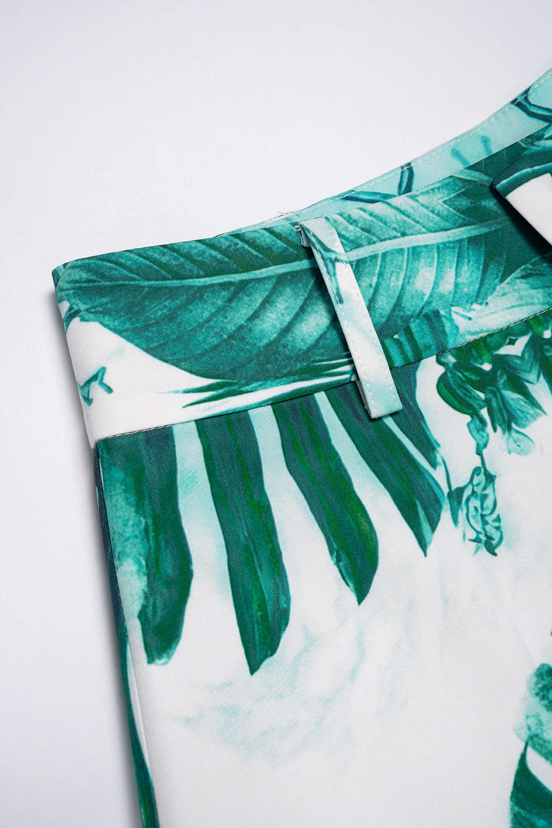 Leaves Print High Waist Shorts - Image 3