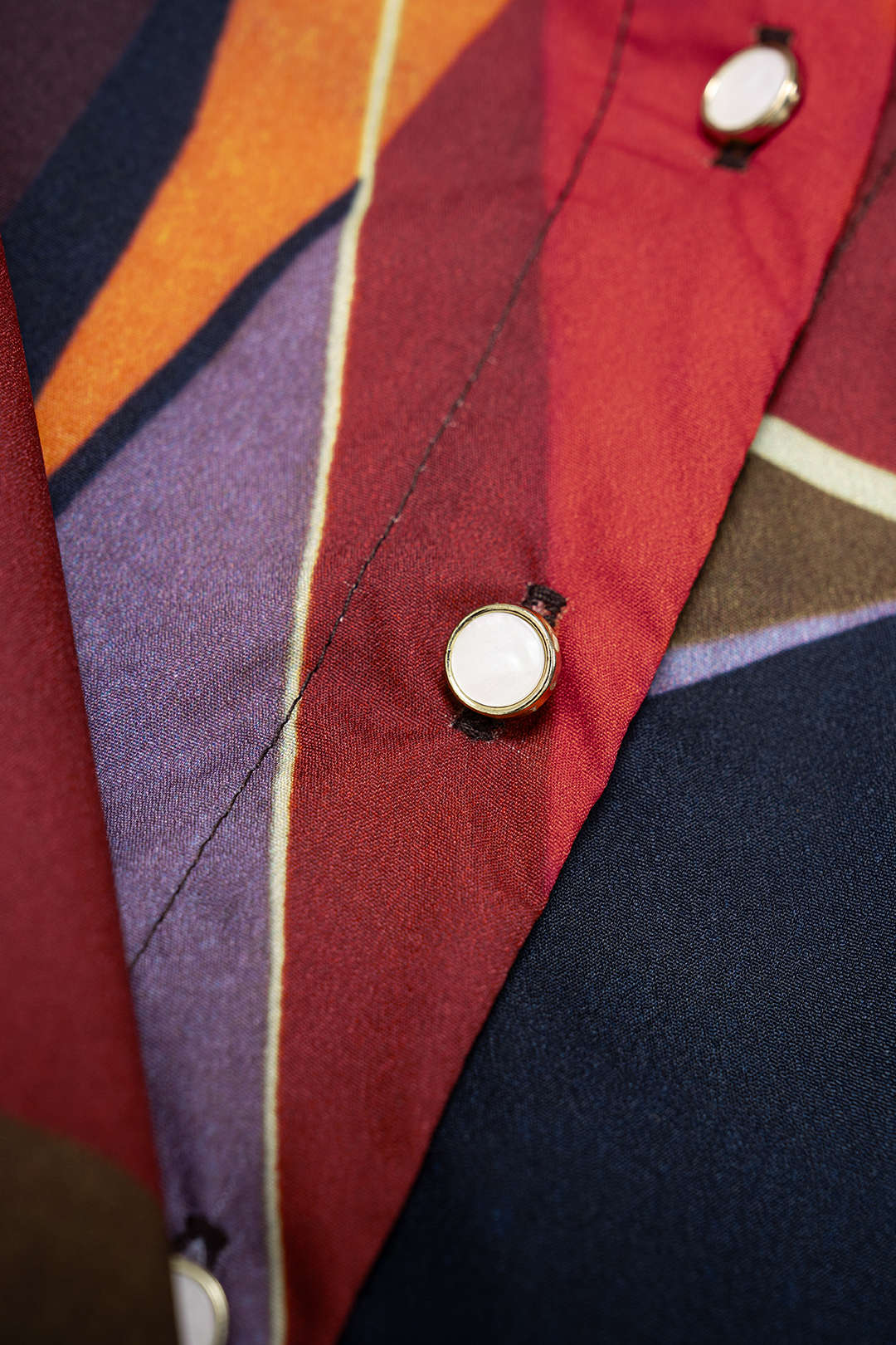 Contrast Geometric Print Button Ruched Long-Sleeve Shirt - Image 3