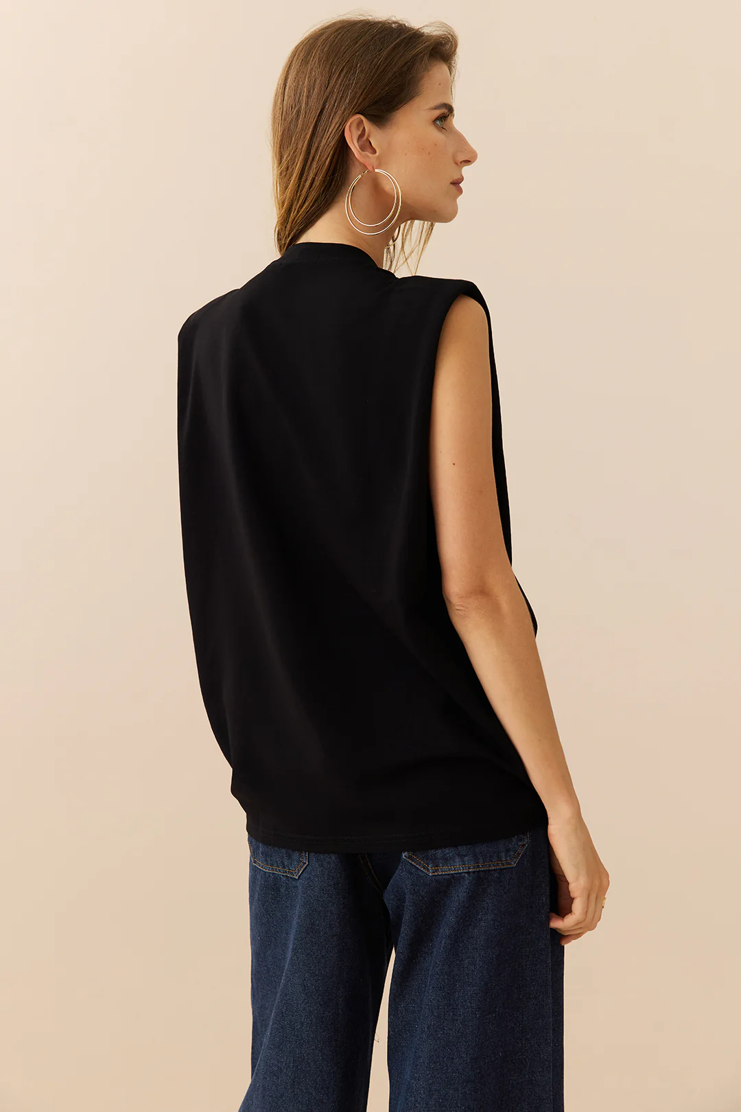 Round Neck Ruched Sleeveless T-Shirt - Image 3