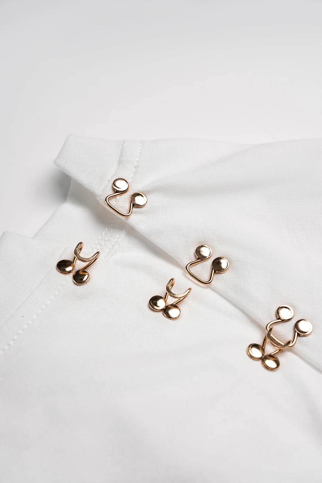 Metallic Buckle Round Neck Short Sleeve T-Shirt - Image 4